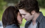 Bella (Kristen Stewart) và Edward (Robert Pattinson) trong "New Moon". Ảnh: Imprint.