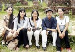 Nhà văn trẻ Nguyễn Thị Ngọc Tư (giữa) cùng các đồng nghiệp.
