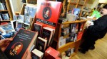 Độc giả tìm mua sách của Stieg Larsson - Ảnh: AFP