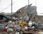 Lốc xoáy quật đổ một quán ăn ở TP HCM