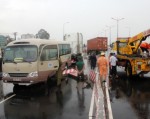 Xe tải gặp nạn trên cầu vượt bằng thép ở TP HCM