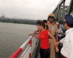 Cảnh sát cứu phụ nữ định nhảy cầu Chương Dương