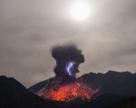 Sét 'xé toạc' núi lửa phun trào