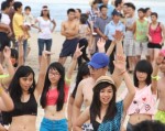 Mặc bikini nhảy flashmob ở bãi biển Đà Nẵng