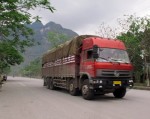 Xe tải Trung Quốc chạy vào Hà Giang