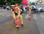 Cảnh sát quét đường bị phủ đầy dầu nhớt