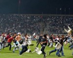 CĐV nhổ ghế, gây bạo loạn cuối trận derby Istanbul