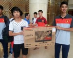 Mẹ Công Phượng nhận quà tặng của đội U19 