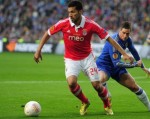 Hàng thủ của Man Utd suy yếu khi Moyes chống lệnh Ferguson