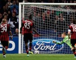 Balotelli giúp Milan thoát hiểm trong gang tấc