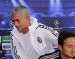 Mourinho trút bực tức trong phòng họp báo