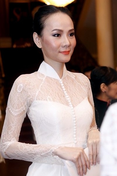Vì đi xem đêm nghệ thuật dân tộc, người đẹp chọn một thiết kế áo dài của Trương Thanh Hải diện trong đêm này.