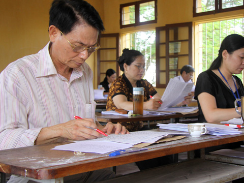 Giám khảo chấm thi môn văn đau đầu với những câu văn “kinh dị” của học sinh trong kỳ thi tốt nghiệp 2010 Ảnh minh họa: Trung Kiên