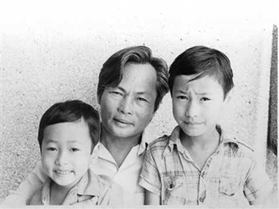 Nguyễn Quang Sáng và hai con trai.