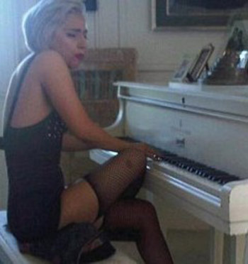 Lady Gaga và cây đàn của John Lennon (Ảnh: DailyMail)