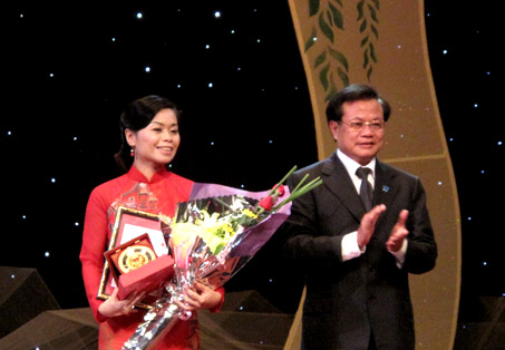 Nguyễn Phan Quế Mai trong đêm trao giải cuộc thi Thơ về Hà Nội (15/10/2010)