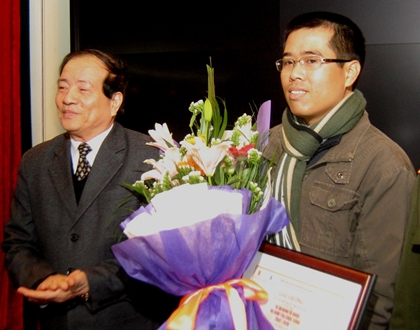 Nhà văn Nguyễn Xuân Thủy nhận giải nhất từ tay nhà thơ Hữu Thỉnh, Chủ tịch Hội Nhà văn Việt Nam.