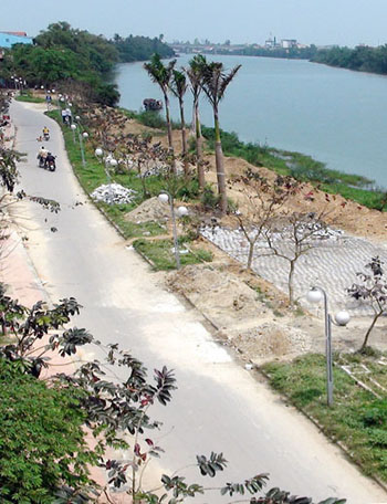 Đường Trịnh Công Sơn uốn dọc theo bờ sông Hương thơ mộng