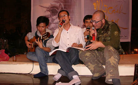 Các bạn trẻ hát nhạc Trịnh trong một đêm kỷ niệm ngày mất nhạc sĩ năm 2010.