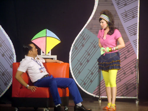 NSƯT Thành Lộc (vai anh bảo vệ), Lê Khánh (vai cô gái khán giả) trong vở "Ca sĩ ngôi sao" - Ảnh: Đỗ Hạnh