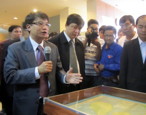 Rất nhiều người dân và du khách đến triển lãm nghe giới thiệu về chủ quyền Việt Nam tại quần đảo Hoàng Sa.