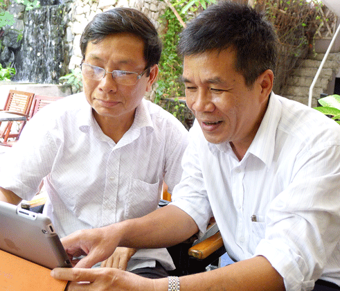Nhà tài trợ Phạm Thanh Long và nhà thơ Lê Minh Quốc trao đổi về quy trình tuyển chọn tác phẩm