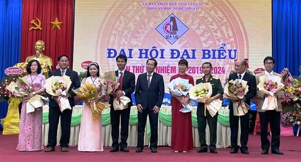 BCH khóa VI nhận hoa chúc mừng từ ông Đỗ Tiến Đông – Phó Chủ tịch Thường trực UBND tỉnh Gia Lai